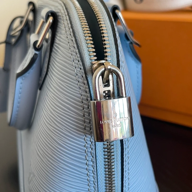 LOUIS VUITTON Alma BB cuir épi bleu nuage SAC DE LUXE LV. LUXE DE SECONDE MAIN AUTHENTIQUE. ENTRUPY CERTIFICATE