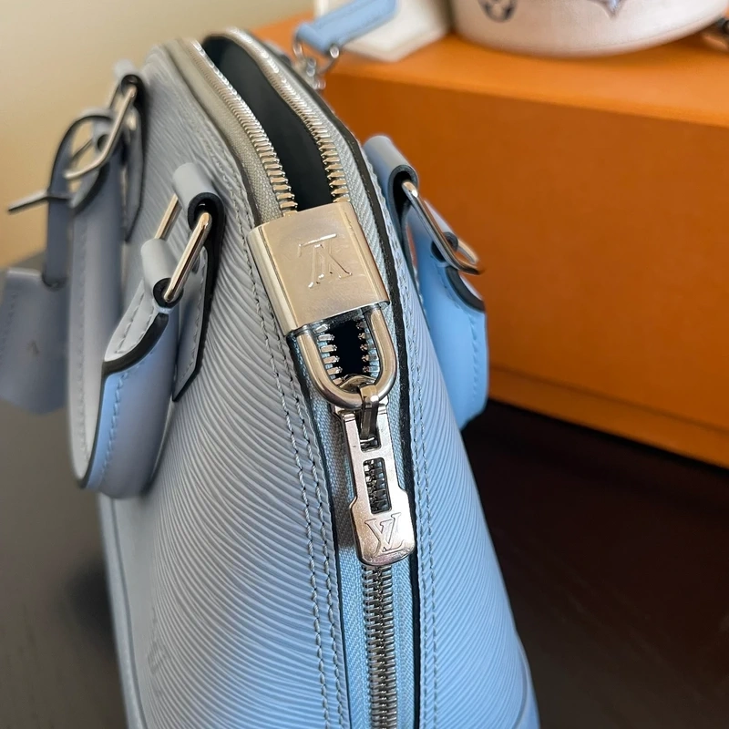 LOUIS VUITTON Alma BB cuir épi bleu nuage SAC DE LUXE LV. LUXE DE SECONDE MAIN AUTHENTIQUE. ENTRUPY CERTIFICATE
