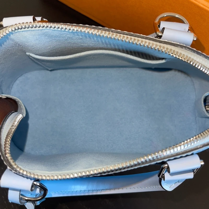 LOUIS VUITTON Alma BB cuir épi bleu nuage SAC DE LUXE LV. LUXE DE SECONDE MAIN AUTHENTIQUE. ENTRUPY CERTIFICATE