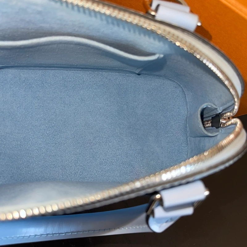 LOUIS VUITTON Alma BB cuir épi bleu nuage SAC DE LUXE LV. LUXE DE SECONDE MAIN AUTHENTIQUE. ENTRUPY CERTIFICATE