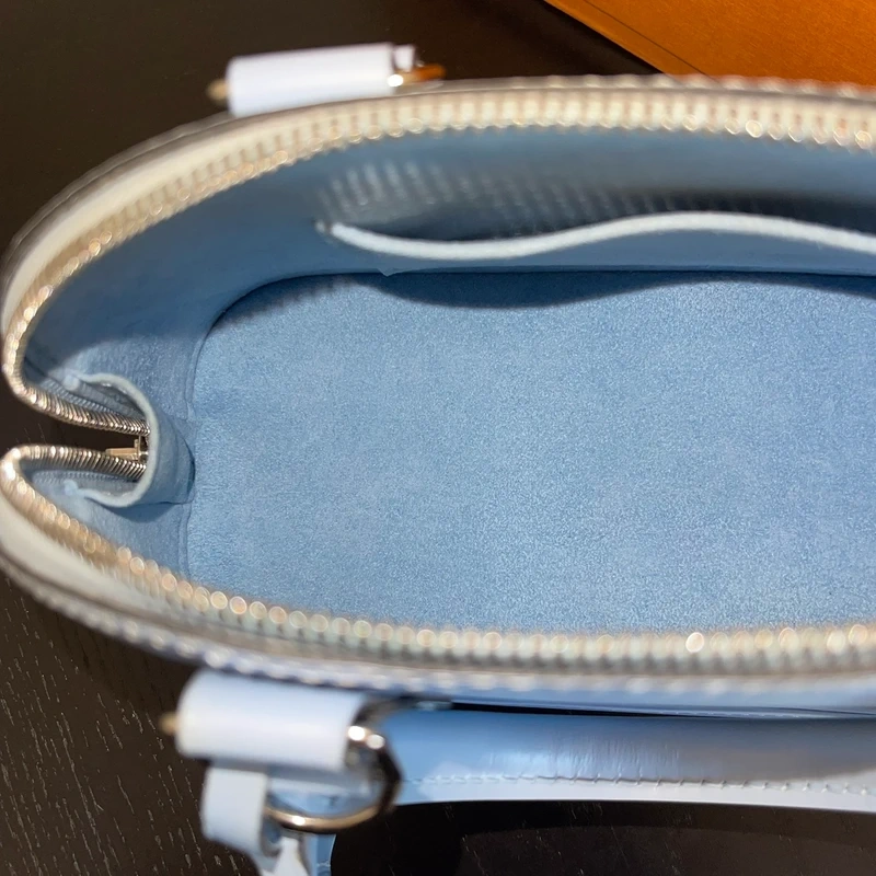 LOUIS VUITTON Alma BB cuir épi bleu nuage SAC DE LUXE LV. LUXE DE SECONDE MAIN AUTHENTIQUE. ENTRUPY CERTIFICATE