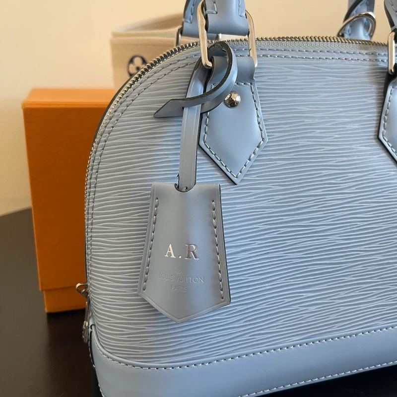 LOUIS VUITTON Alma BB cuir épi bleu nuage SAC DE LUXE LV. LUXE DE SECONDE MAIN AUTHENTIQUE. ENTRUPY CERTIFICATE
