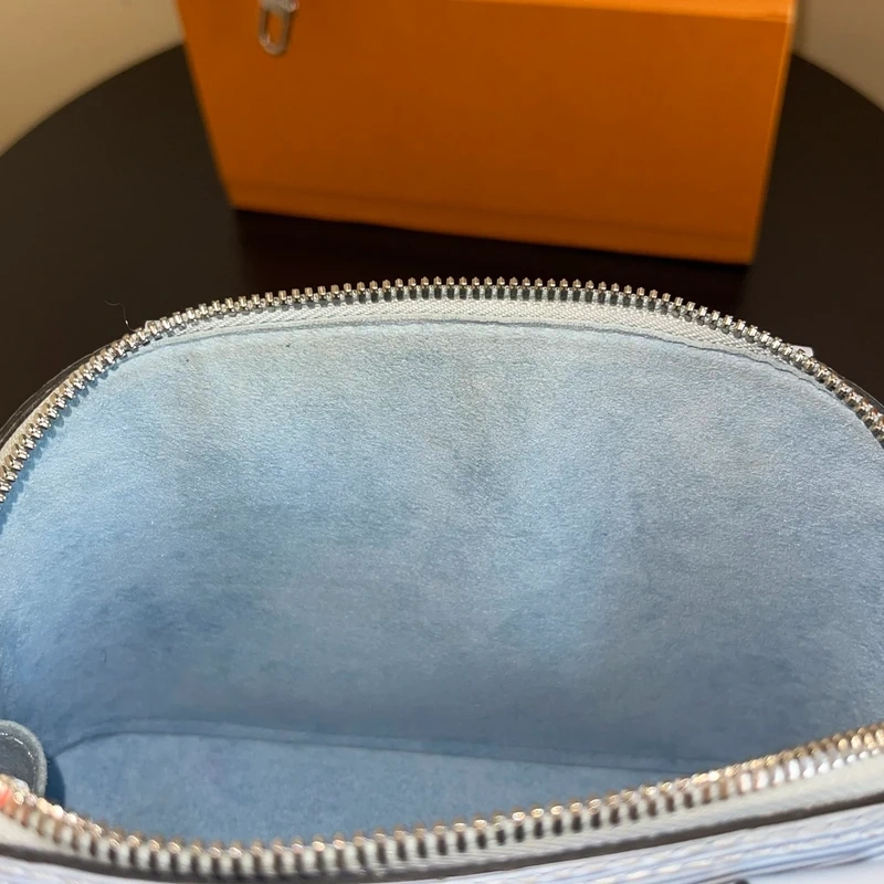 LOUIS VUITTON Alma BB cuir épi bleu nuage SAC DE LUXE LV. LUXE DE SECONDE MAIN AUTHENTIQUE. ENTRUPY CERTIFICATE