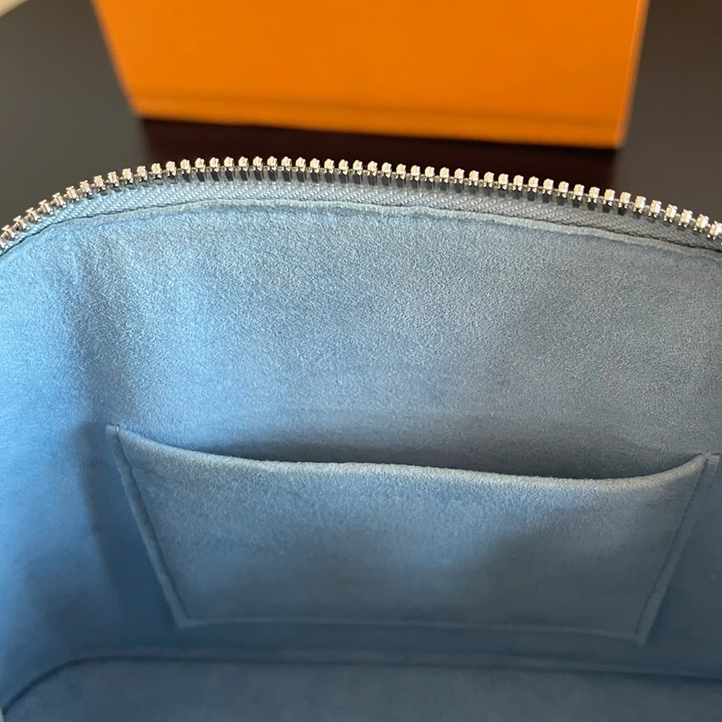 LOUIS VUITTON Alma BB cuir épi bleu nuage SAC DE LUXE LV. LUXE DE SECONDE MAIN AUTHENTIQUE. ENTRUPY CERTIFICATE