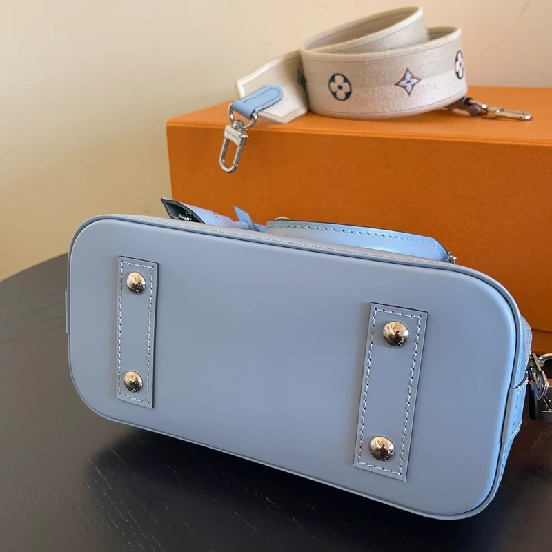 LOUIS VUITTON Alma BB cuir épi bleu nuage SAC DE LUXE LV. LUXE DE SECONDE MAIN AUTHENTIQUE. ENTRUPY CERTIFICATE