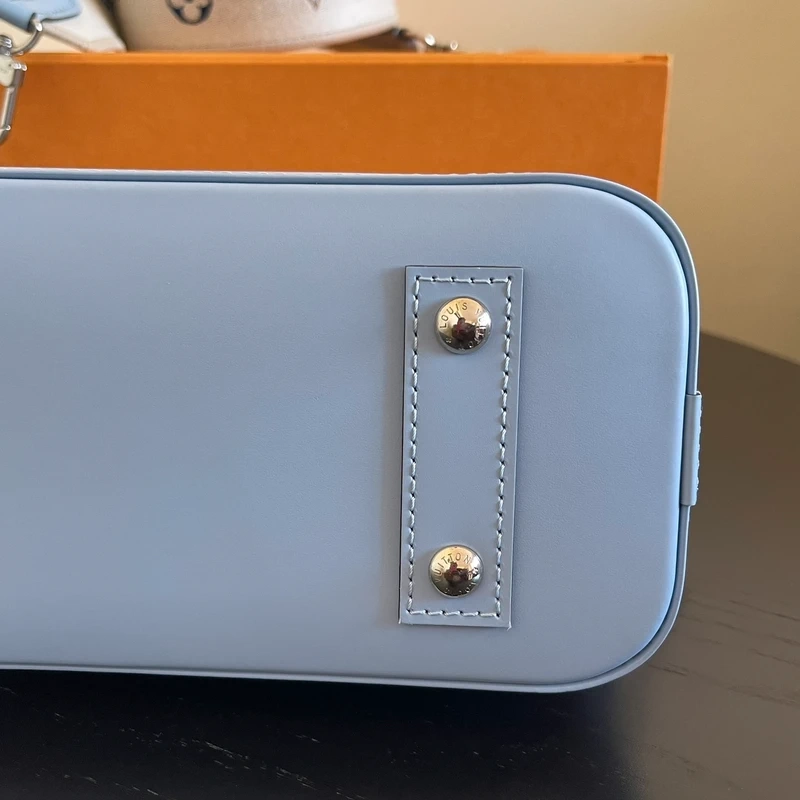 LOUIS VUITTON Alma BB cuir épi bleu nuage SAC DE LUXE LV. LUXE DE SECONDE MAIN AUTHENTIQUE. ENTRUPY CERTIFICATE