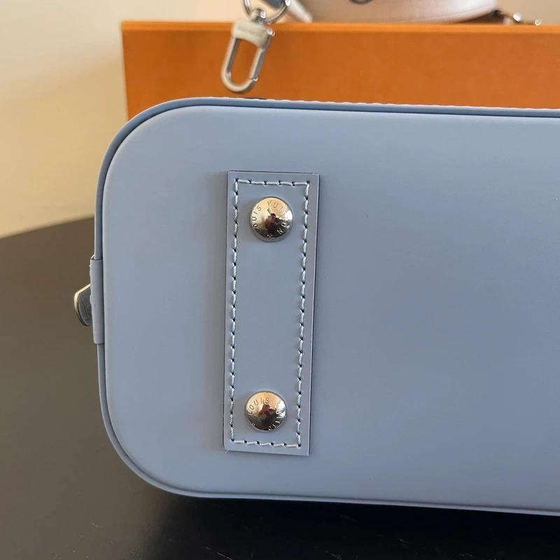 LOUIS VUITTON Alma BB cuir épi bleu nuage SAC DE LUXE LV. LUXE DE SECONDE MAIN AUTHENTIQUE. ENTRUPY CERTIFICATE