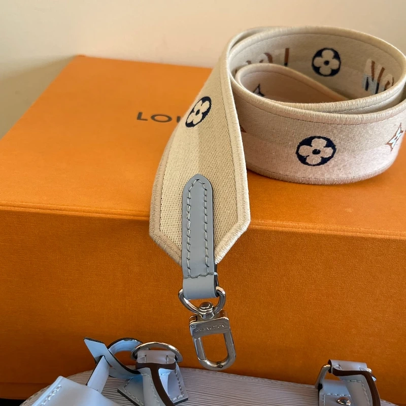 LOUIS VUITTON Alma BB cuir épi bleu nuage SAC DE LUXE LV. LUXE DE SECONDE MAIN AUTHENTIQUE. ENTRUPY CERTIFICATE