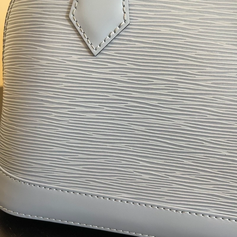 LOUIS VUITTON Alma BB cuir épi bleu nuage SAC DE LUXE LV. LUXE DE SECONDE MAIN AUTHENTIQUE. ENTRUPY CERTIFICATE
