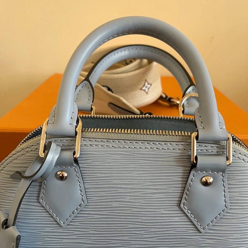 LOUIS VUITTON Alma BB cuir épi bleu nuage SAC DE LUXE LV. LUXE DE SECONDE MAIN AUTHENTIQUE. ENTRUPY CERTIFICATE