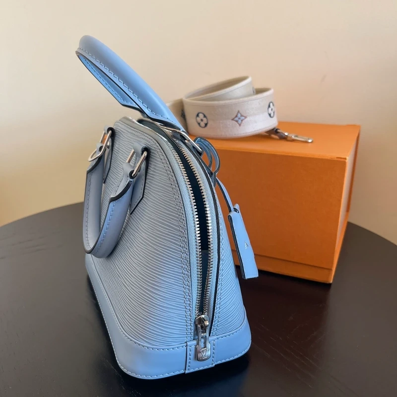 LOUIS VUITTON Alma BB cuir épi bleu nuage SAC DE LUXE LV. LUXE DE SECONDE MAIN AUTHENTIQUE. ENTRUPY CERTIFICATE