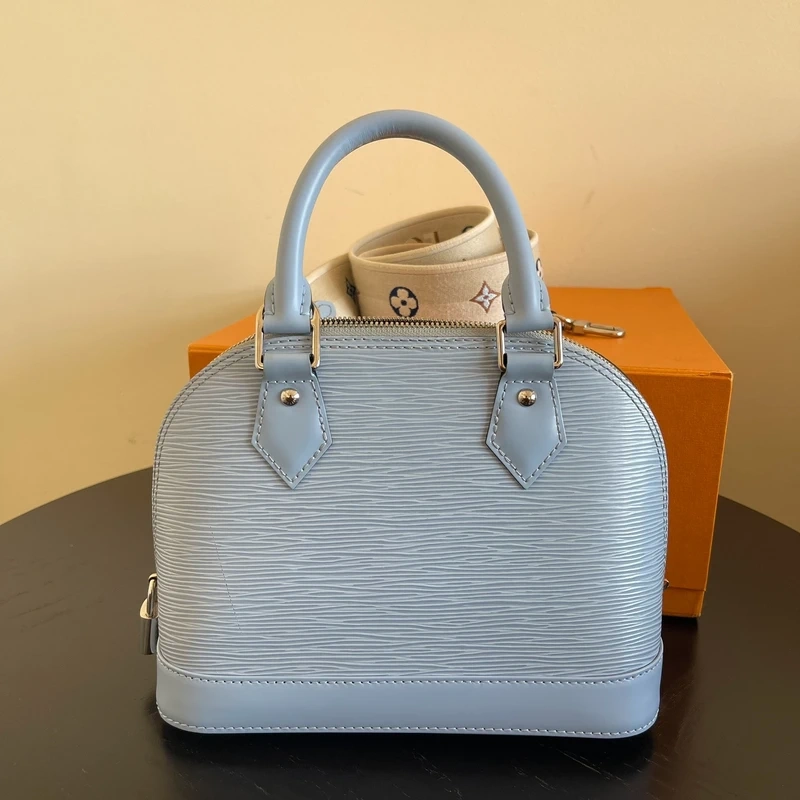 LOUIS VUITTON Alma BB cuir épi bleu nuage SAC DE LUXE LV. LUXE DE SECONDE MAIN AUTHENTIQUE. ENTRUPY CERTIFICATE
