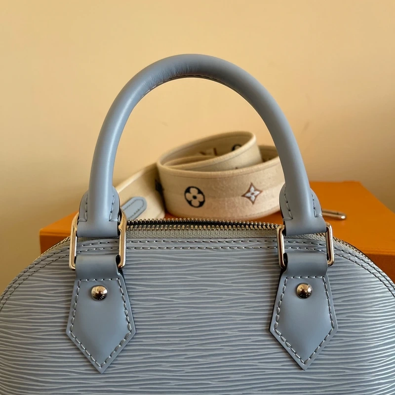 LOUIS VUITTON Alma BB cuir épi bleu nuage SAC DE LUXE LV. LUXE DE SECONDE MAIN AUTHENTIQUE. ENTRUPY CERTIFICATE