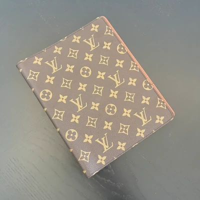 LOUIS VUITTON couverture pour agenda de bureau monogram SAC DE LUXE LV. LUXE DE SECONDE MAIN AUTHENTIQUE. ENTRUPY CERTIFICATE