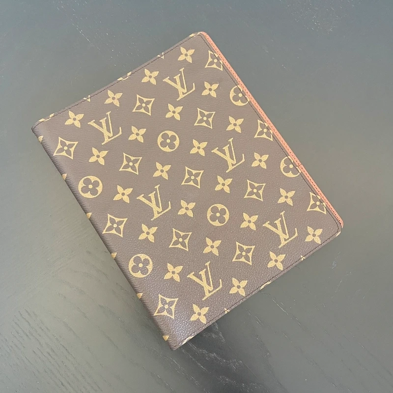 LOUIS VUITTON couverture pour agenda de bureau monogram SAC DE LUXE LV. LUXE DE SECONDE MAIN AUTHENTIQUE. ENTRUPY CERTIFICATE