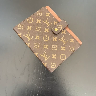 Louis Vuitton couverture pour agenda MM monogram SAC DE LUXE LV. LUXE DE SECONDE MAIN AUTHENTIQUE. ENTRUPY CERTIFICATE