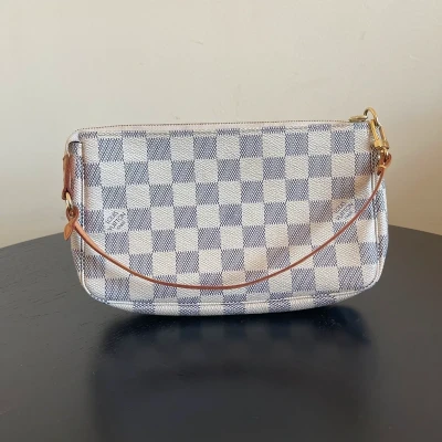 Louis Vuitton pochette accessoires damier azur SAC DE LUXE LV. LUXE DE SECONDE MAIN AUTHENTIQUE. ENTRUPY CERTIFICATE