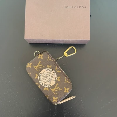 LOUIS VUITTON pochette clés monogram trunks and bags SAC DE LUXE LV. LUXE DE SECONDE MAIN AUTHENTIQUE. ENTRUPY CERTIFICATE. LV limited edition