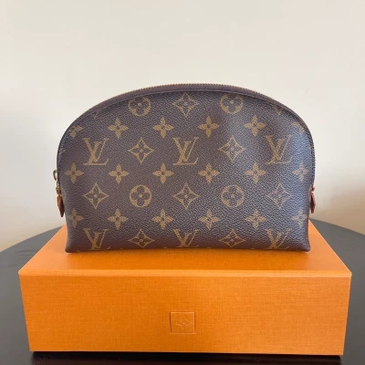 LOUIS VUITTON pochette cosmétique MM monogram SAC DE LUXE LV. LUXE DE SECONDE MAIN AUTHENTIQUE. ENTRUPY CERTIFICATE