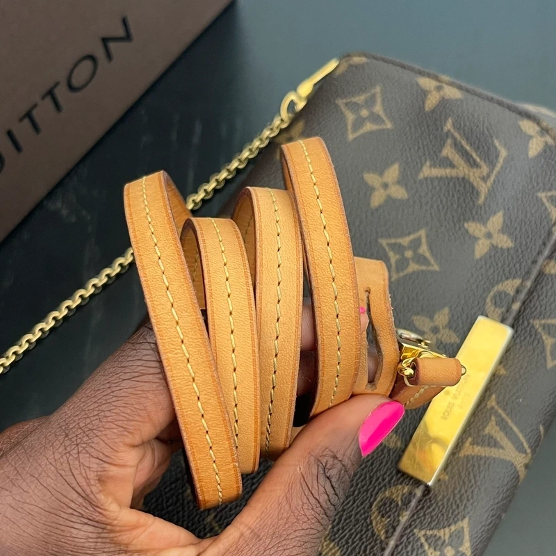 LOUIS VUITTON pochette favorite monogram SAC DE LUXE LV. LUXE DE SECONDE MAIN AUTHENTIQUE. ENTRUPY CERTIFICATE