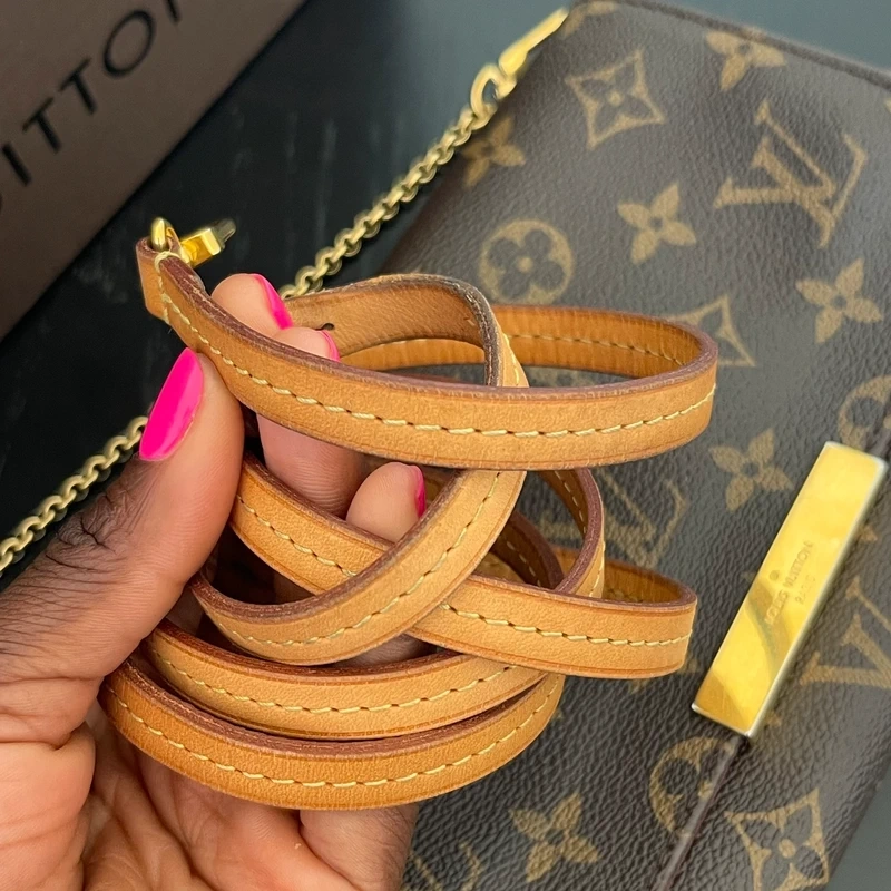LOUIS VUITTON pochette favorite monogram SAC DE LUXE LV. LUXE DE SECONDE MAIN AUTHENTIQUE. ENTRUPY CERTIFICATE