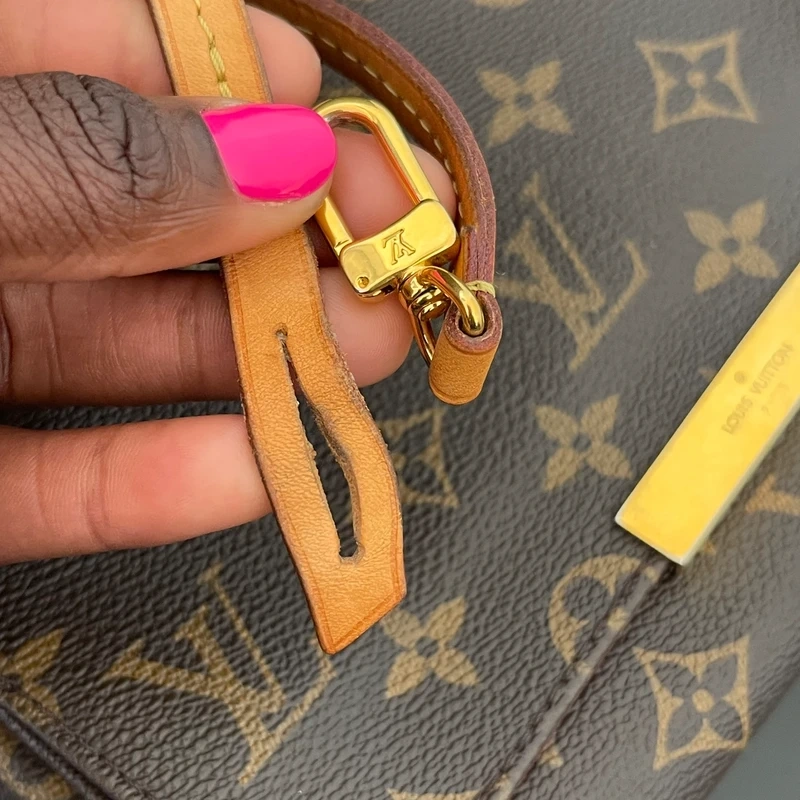 LOUIS VUITTON pochette favorite monogram SAC DE LUXE LV. LUXE DE SECONDE MAIN AUTHENTIQUE. ENTRUPY CERTIFICATE