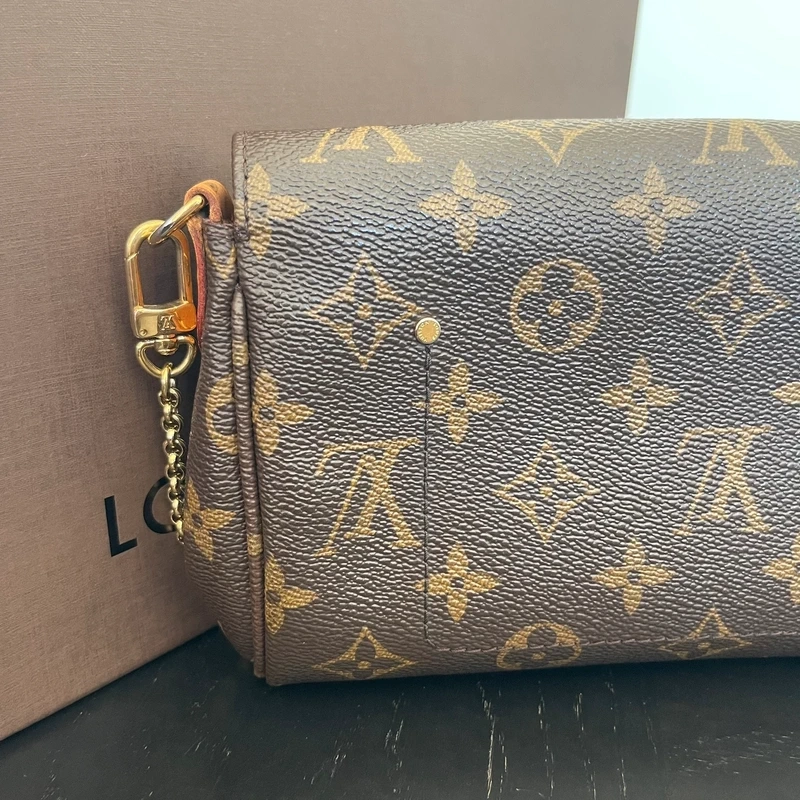 LOUIS VUITTON pochette favorite monogram SAC DE LUXE LV. LUXE DE SECONDE MAIN AUTHENTIQUE. ENTRUPY CERTIFICATE