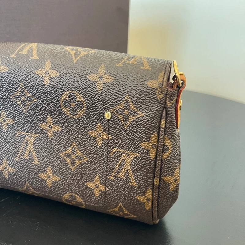 LOUIS VUITTON pochette favorite monogram SAC DE LUXE LV. LUXE DE SECONDE MAIN AUTHENTIQUE. ENTRUPY CERTIFICATE