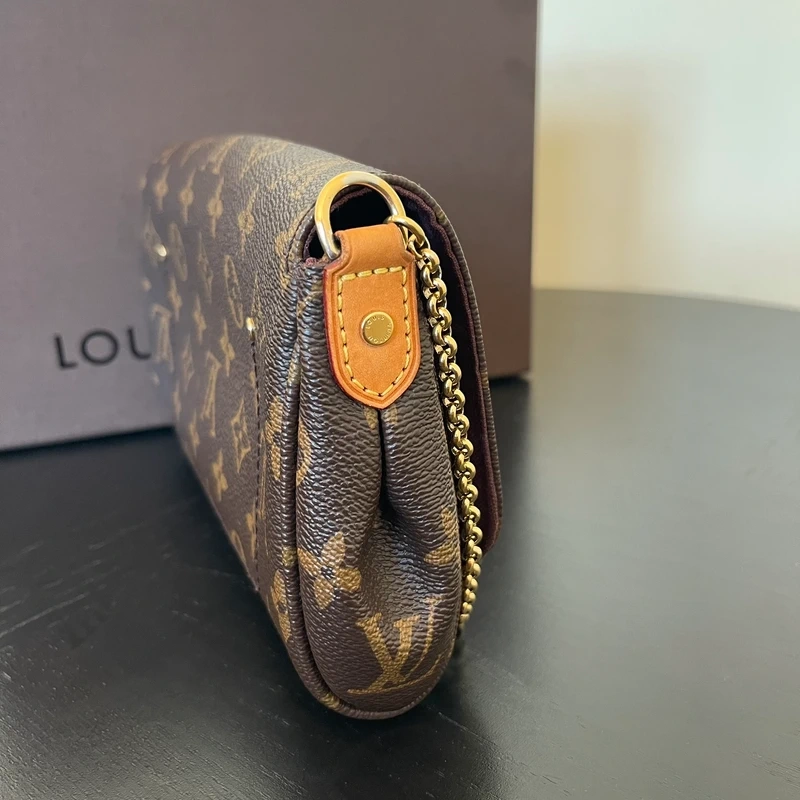 LOUIS VUITTON pochette favorite monogram SAC DE LUXE LV. LUXE DE SECONDE MAIN AUTHENTIQUE. ENTRUPY CERTIFICATE