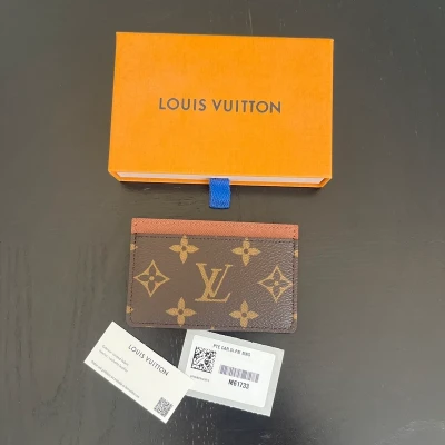 LOUIS VUITTON porte-cartes simple monogram LUXE DE SECONDE MAIN AUTHENTIQUE. ENTRUPY CERTIFICATE