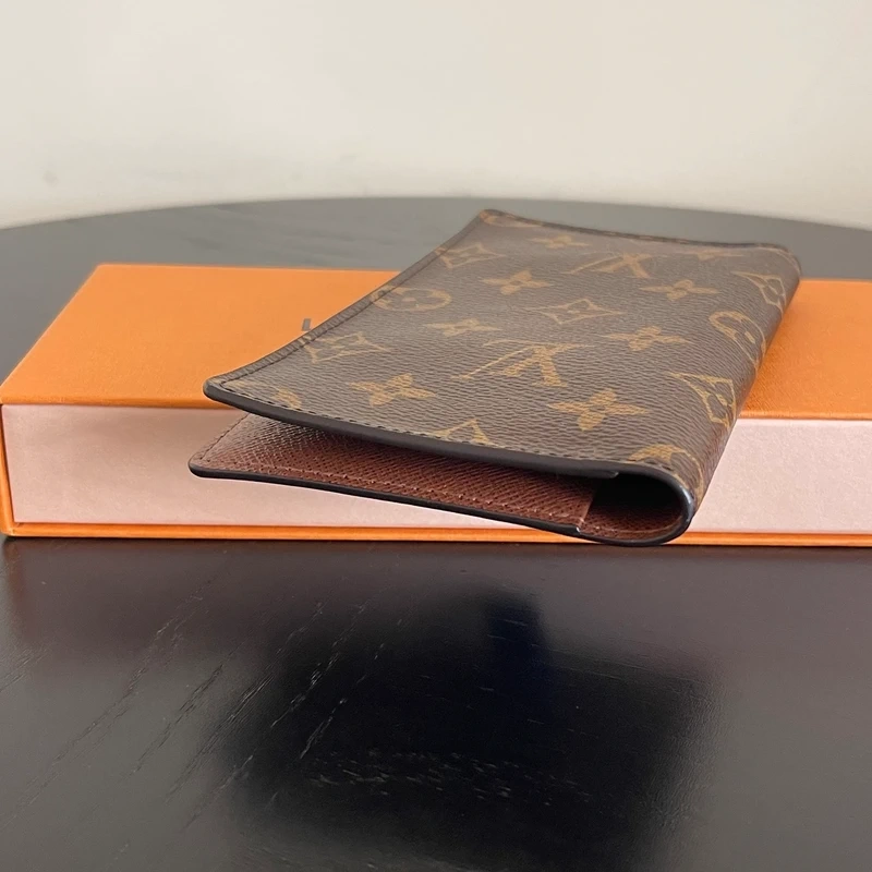 Louis Vuitton portefeuille monogram LUXE DE SECONDE MAIN AUTHENTIQUE. SAC DE LUXE LV ENTRUPY CERTIFICATE