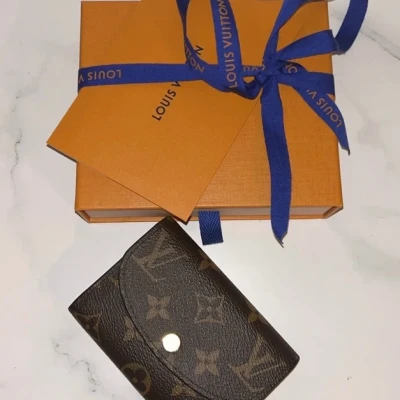 LOUIS VUITTON portefeuille Rosalie monogram ballerine SAC DE LUXE LV. LUXE DE SECONDE MAIN AUTHENTIQUE. ENTRUPY CERTIFICATE.
