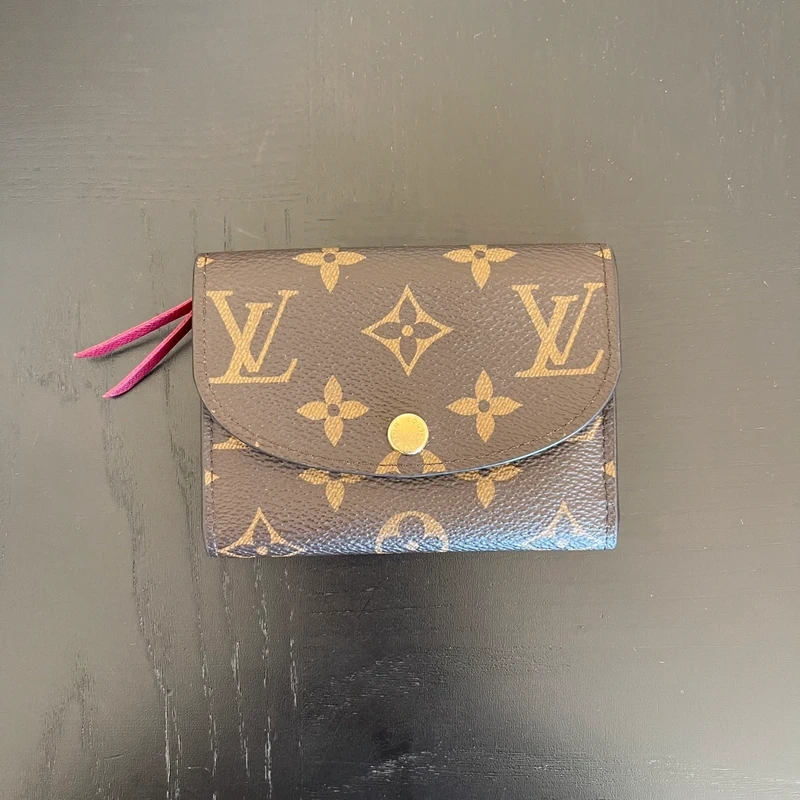 LOUIS VUITTON Portefeuille Rosalie Monogram Pivoine SAC DE LUXE LV. LUXE DE SECONDE MAIN AUTHENTIQUE. ENTRUPY CERTIFICATE