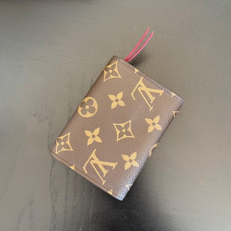 LOUIS VUITTON Portefeuille Rosalie Monogram Pivoine SAC DE LUXE LV. LUXE DE SECONDE MAIN AUTHENTIQUE. ENTRUPY CERTIFICATE