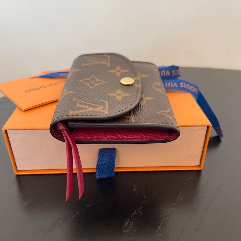 LOUIS VUITTON Portefeuille Rosalie Monogram Pivoine SAC DE LUXE LV. LUXE DE SECONDE MAIN AUTHENTIQUE. ENTRUPY CERTIFICATE