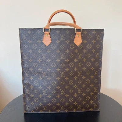 Louis Vuitton sac plat monogram SAC DE LUXE LV. LUXE DE SECONDE MAIN AUTHENTIQUE. ENTRUPY CERTIFICATE