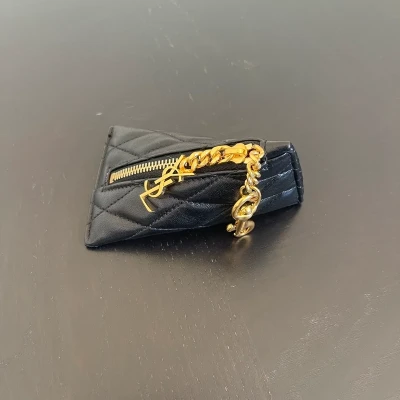 YSL pochette clés et porte monnaie en cuir lisse matelassé noir SAC DE LUXE LV. LUXE DE SECONDE MAIN AUTHENTIQUE. ENTRUPY CERTIFICATE.