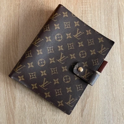 Louis-Vuitton-couverture-pour-agenda-GM-monogram LUXE DE SECONDE MAIN AUTHENTIQUE. PETITE MAROQUINERIE DE LUXE. ENTRUPY CERTIFICATE