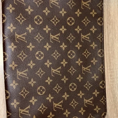 Louis-Vuitton-etui-voyage-GM-monogram LUXE DE SECONDE MAIN AUTHENTIQUE. PETITE MAROQUINERIE DE LUXE. ENTRUPY CERTIFICATE