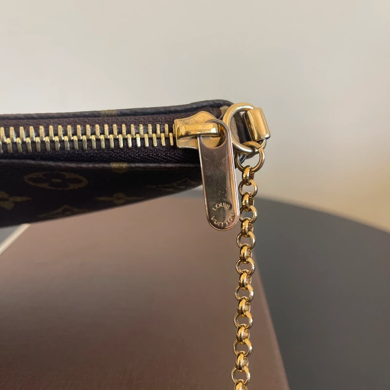Louis Vuitton Milla monogram SAC DE LUXE DE SECONDE MAIN AUTHENTIQUE. PETITE MAROQUINERIE DE LUXE. ENTRUPY CERTIFICATE