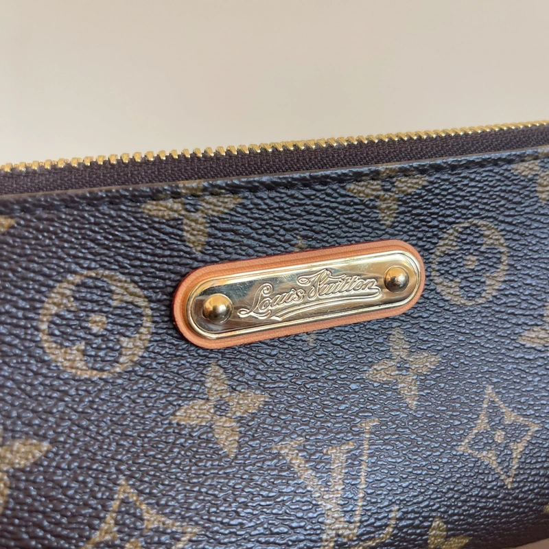 Louis Vuitton Milla monogram SAC DE LUXE DE SECONDE MAIN AUTHENTIQUE. PETITE MAROQUINERIE DE LUXE. ENTRUPY CERTIFICATE
