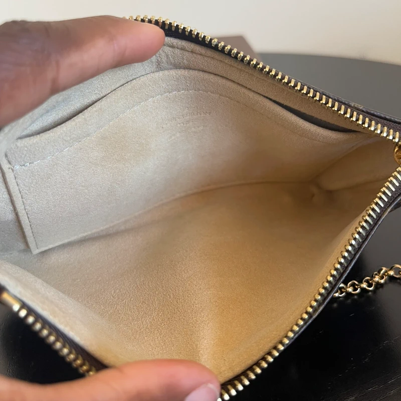 Louis Vuitton Milla monogram SAC DE LUXE DE SECONDE MAIN AUTHENTIQUE. PETITE MAROQUINERIE DE LUXE. ENTRUPY CERTIFICATE