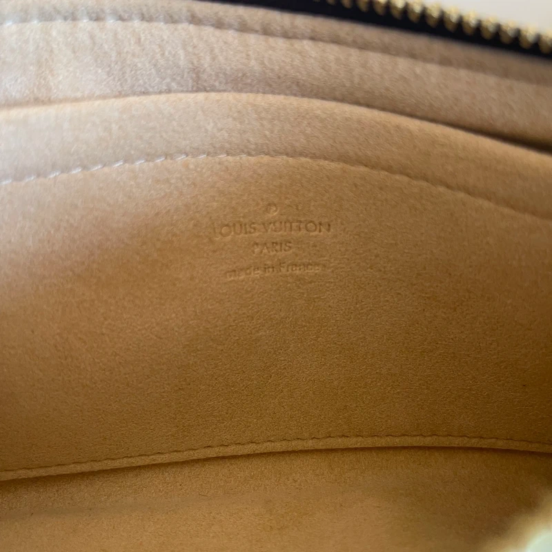 Louis Vuitton Milla monogram SAC DE LUXE DE SECONDE MAIN AUTHENTIQUE. PETITE MAROQUINERIE DE LUXE. ENTRUPY CERTIFICATE