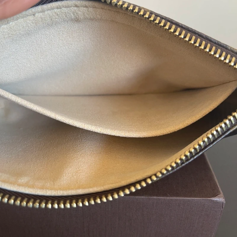 Louis Vuitton Milla monogram SAC DE LUXE DE SECONDE MAIN AUTHENTIQUE. PETITE MAROQUINERIE DE LUXE. ENTRUPY CERTIFICATE