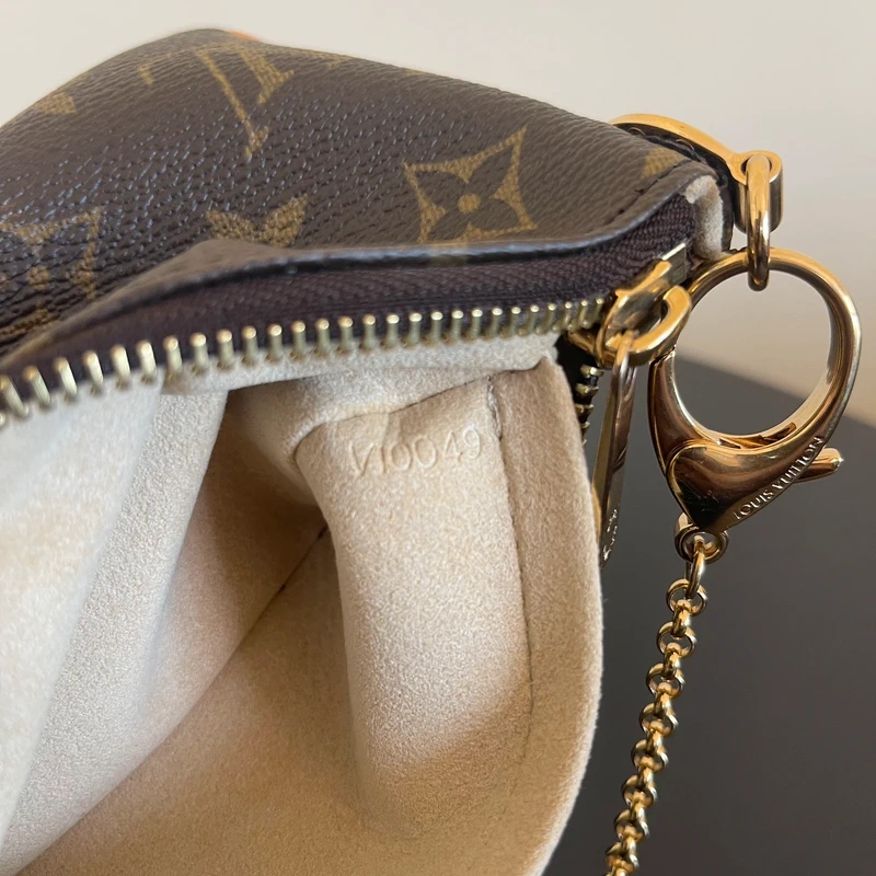 Louis Vuitton Milla monogram SAC DE LUXE DE SECONDE MAIN AUTHENTIQUE. PETITE MAROQUINERIE DE LUXE. ENTRUPY CERTIFICATE