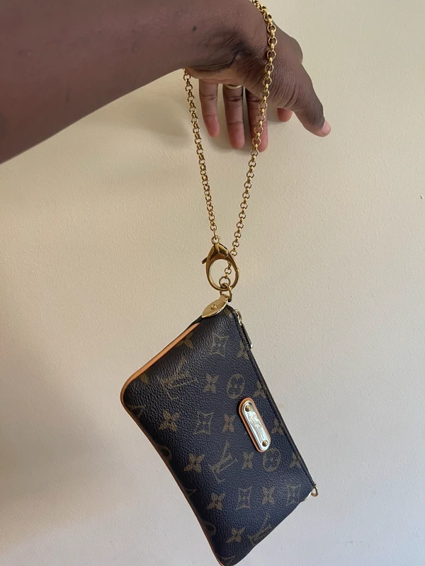 Louis Vuitton Milla monogram SAC DE LUXE DE SECONDE MAIN AUTHENTIQUE. PETITE MAROQUINERIE DE LUXE. ENTRUPY CERTIFICATE