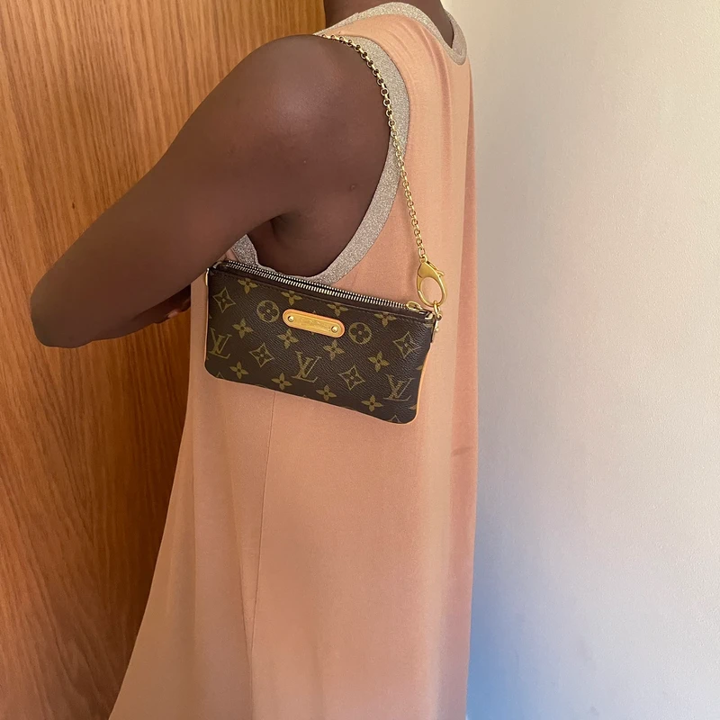 Louis Vuitton Milla monogram SAC DE LUXE DE SECONDE MAIN AUTHENTIQUE. PETITE MAROQUINERIE DE LUXE. ENTRUPY CERTIFICATE
