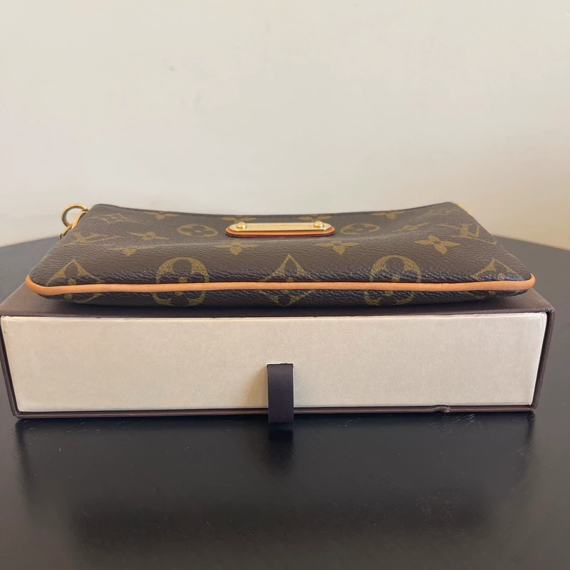 Louis Vuitton Milla monogram SAC DE LUXE DE SECONDE MAIN AUTHENTIQUE. PETITE MAROQUINERIE DE LUXE. ENTRUPY CERTIFICATE