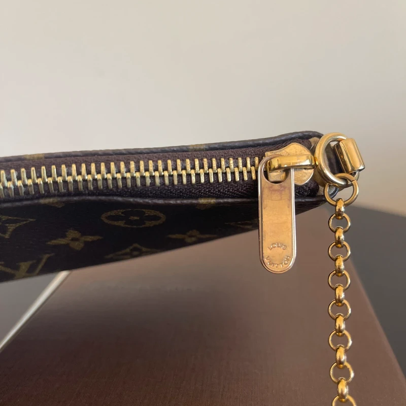 Louis Vuitton Milla monogram SAC DE LUXE DE SECONDE MAIN AUTHENTIQUE. PETITE MAROQUINERIE DE LUXE. ENTRUPY CERTIFICATE