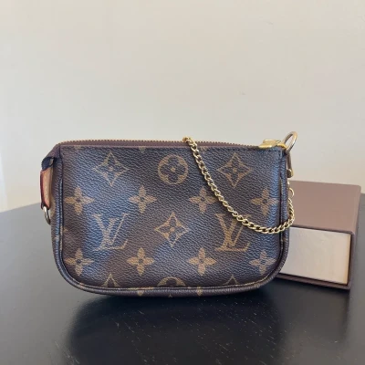 LOUIS VUITTON mini pochette accessoires monogram SAC DE LUXE LV. LUXE DE SECONDE MAIN AUTHENTIQUE. ENTRUPY CERTIFICATE